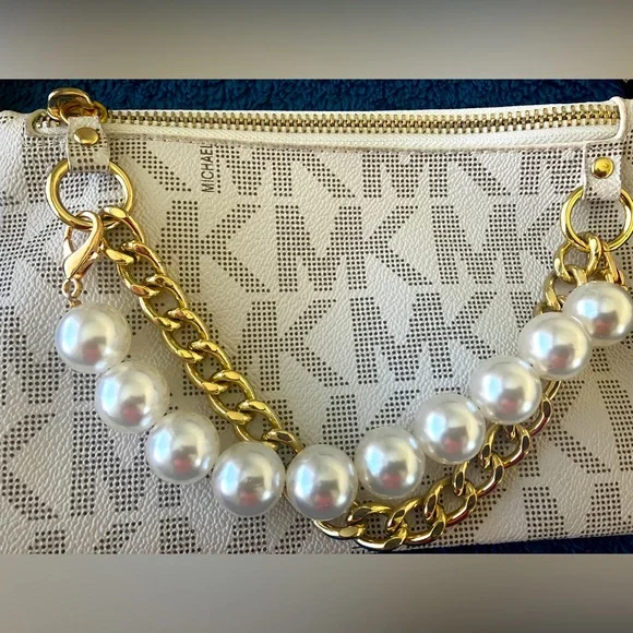 Michael Kors Monogram Vanilla Pouchette - Picture 1 of 8